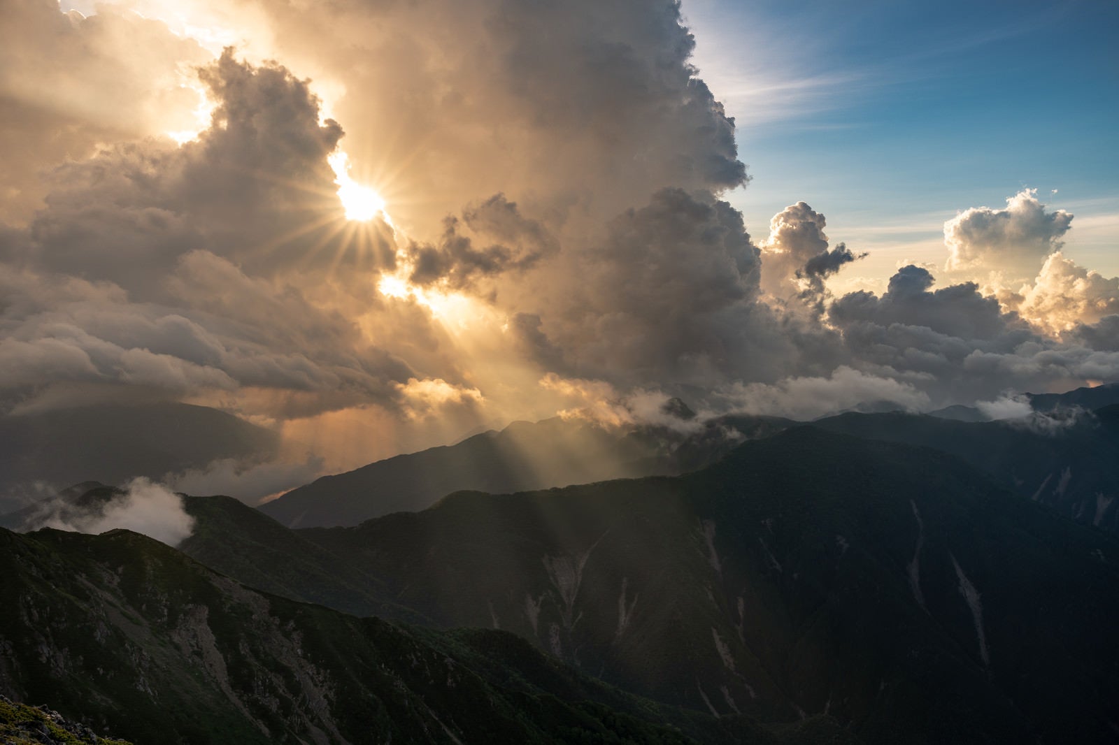 「雲の合間から降り注ぐ光（南アルプス）」の写真