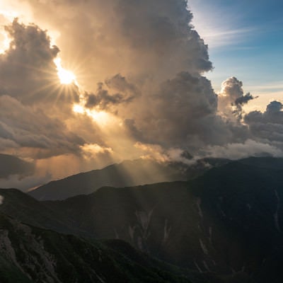 雲の合間から降り注ぐ光（南アルプス）の写真