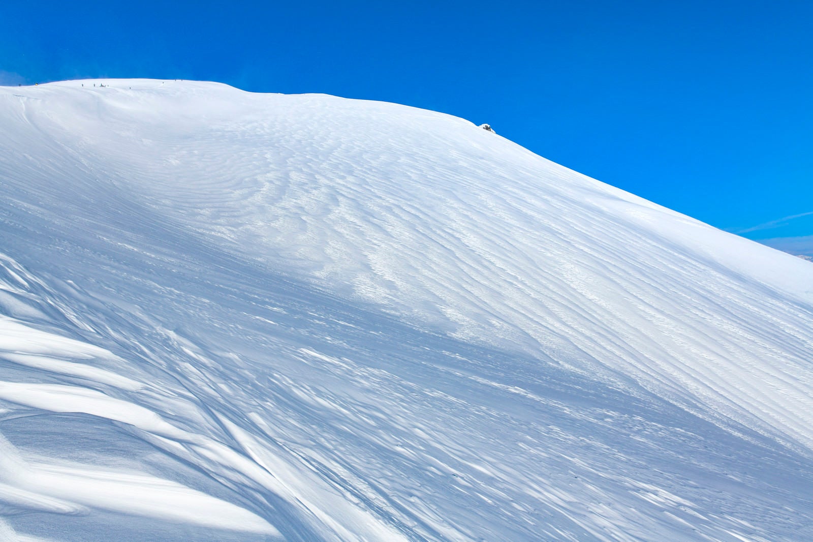 「まっさらな雪に覆われた谷川岳（三国山脈）」の写真