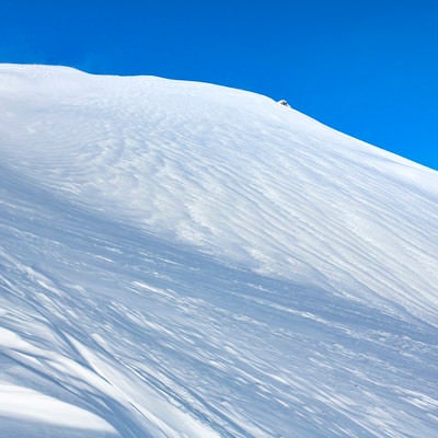 まっさらな雪に覆われた谷川岳（三国山脈）の写真