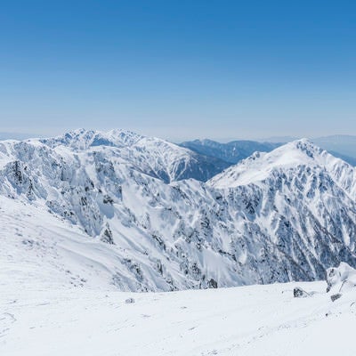 冬の登山道から見る三ノ沢岳方面の眺望の写真