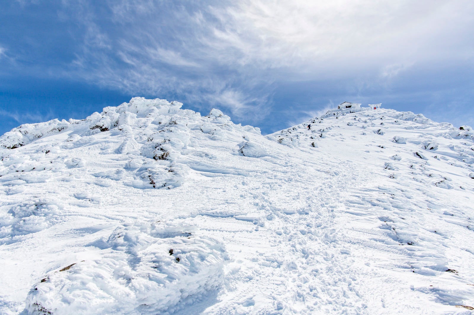 「冬の乗鞍岳山頂を望む景色（飛騨山脈）」の写真
