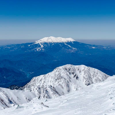 冠雪する御嶽山（おんたけさん）の写真