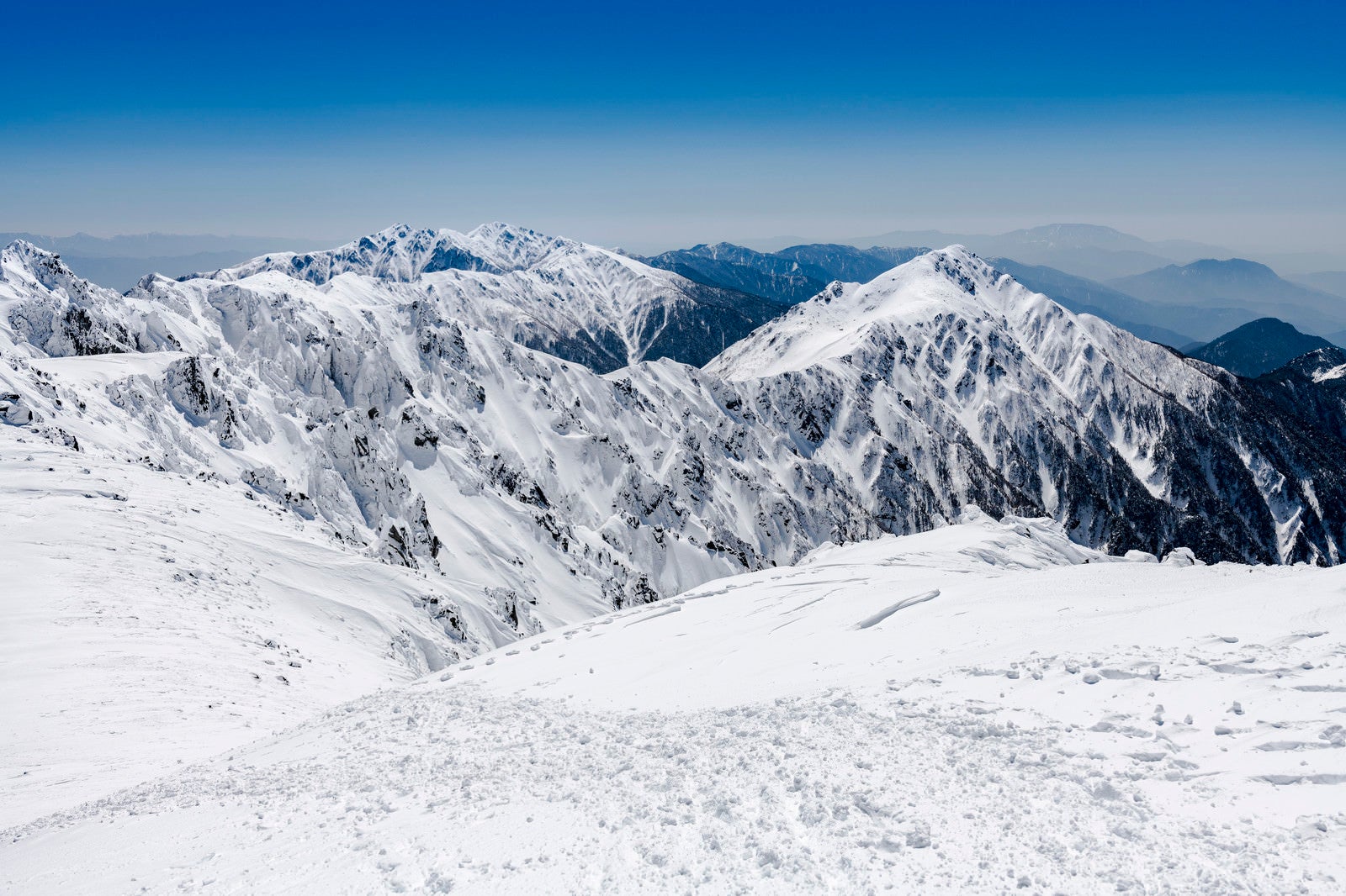 「積雪する中央アルプスの稜線」の写真