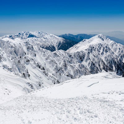 積雪する中央アルプスの稜線の写真