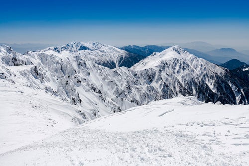 積雪する中央アルプスの稜線の写真