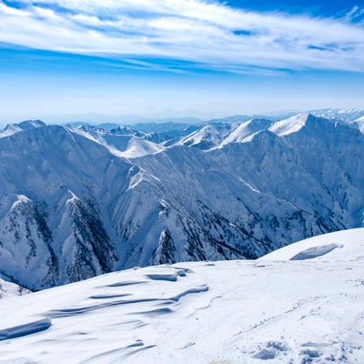雪景色の谷川岳主脈（三国山脈）の写真