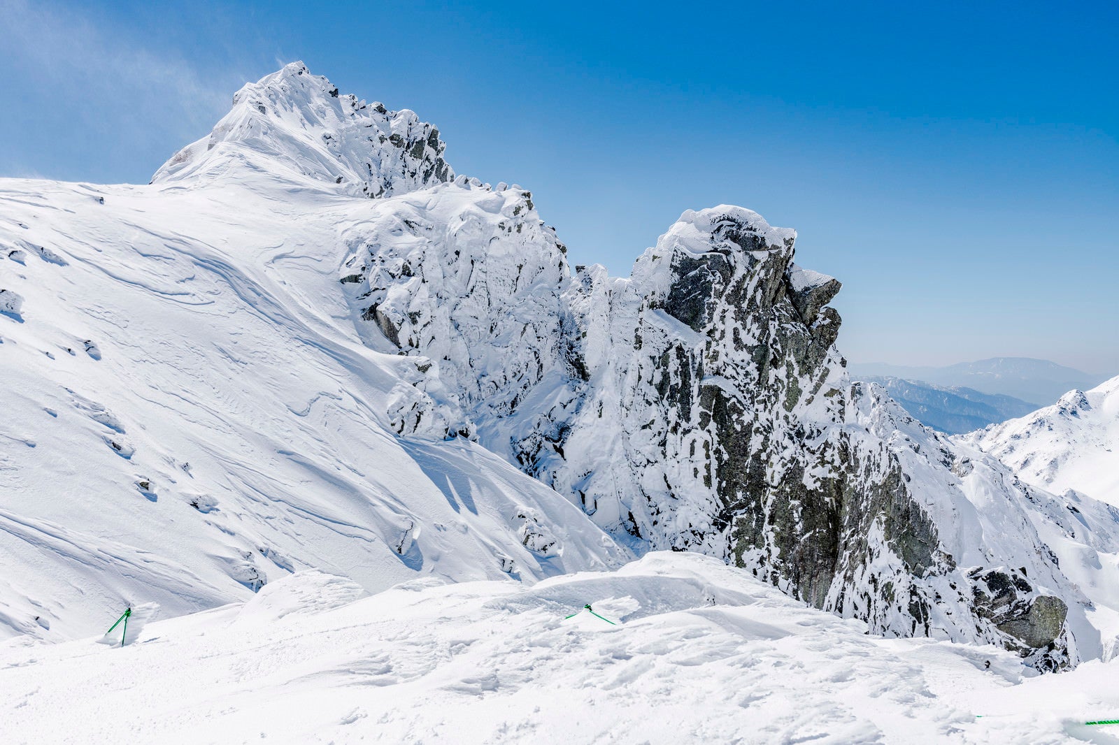 「厳冬の岩峰（宝剣岳）」の写真