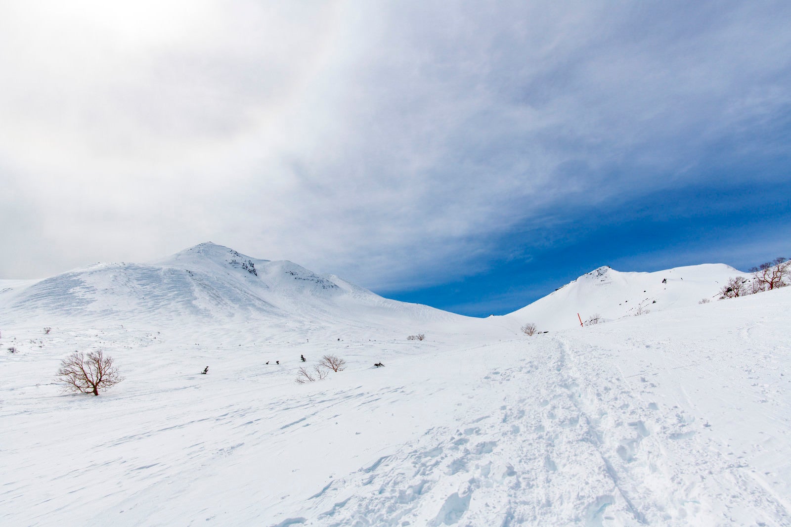 「巨大なハロと乗鞍岳の残る足跡」の写真