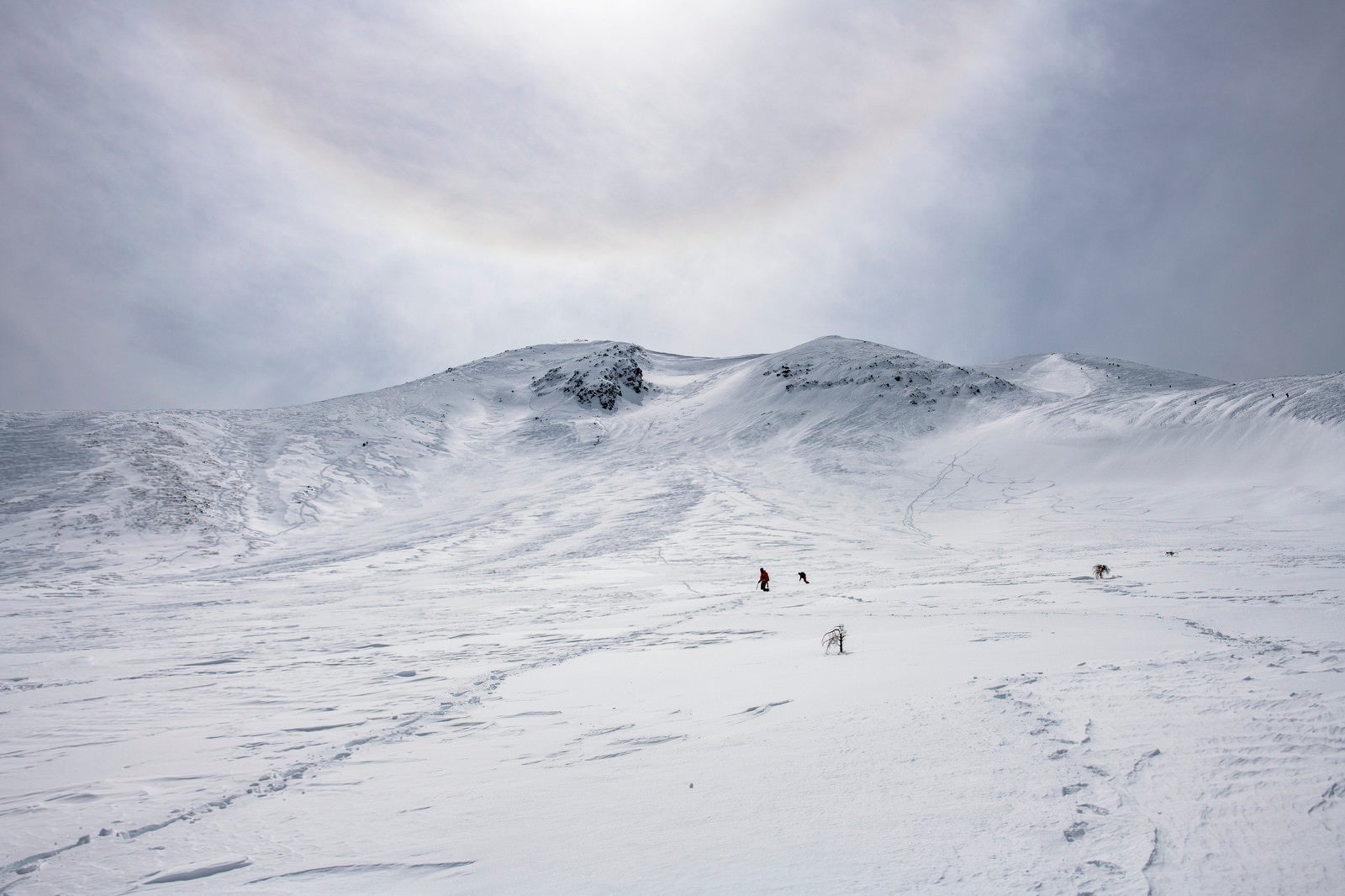 「登山者に迫る巨大な日暈（ハロ）」の写真