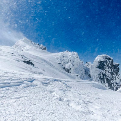 強風で舞い上がる斜面の雪（木曽駒ヶ岳）の写真