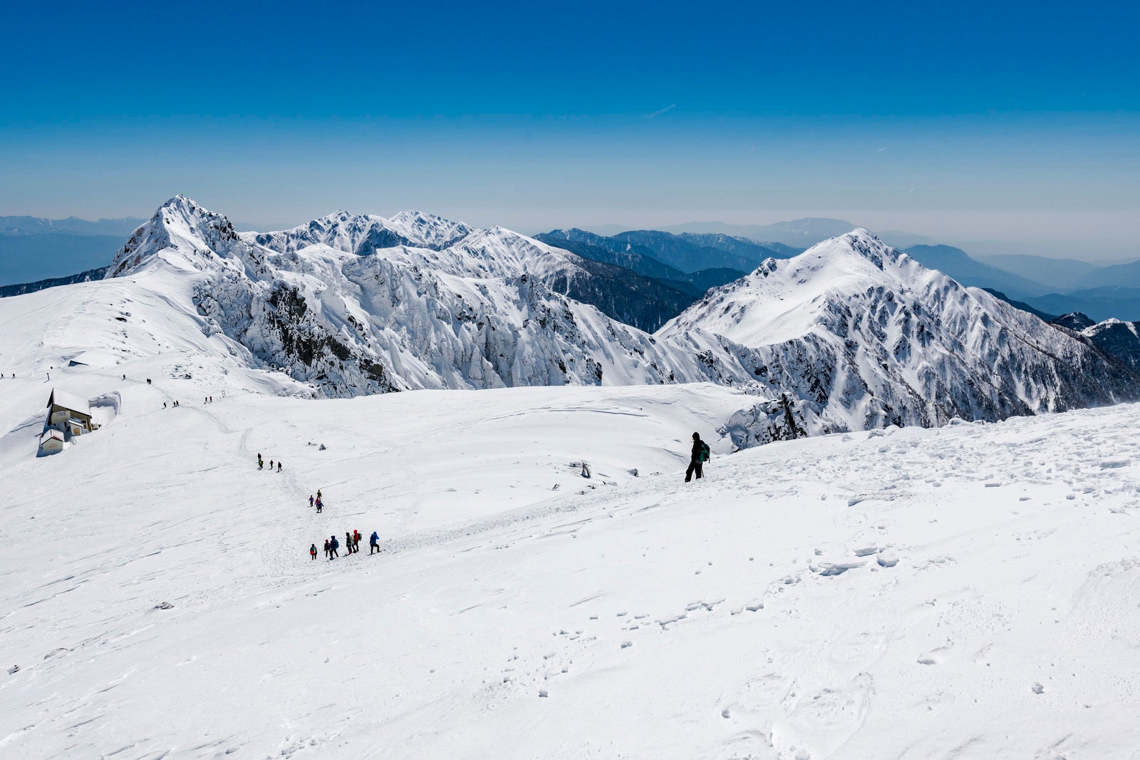 「冬の中央アルプスを歩く登山者」の写真