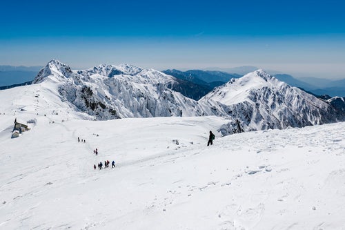 冬の中央アルプスを歩く登山者の写真