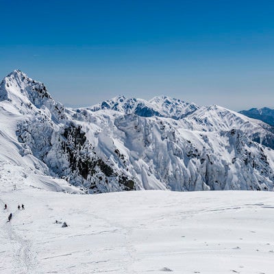 登山者で賑わう冬の木曽駒ヶ岳の写真