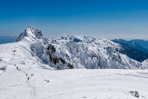 登山者で賑わう冬の木曽駒ヶ岳の写真
