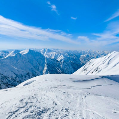 冬の茂倉岳稜線と谷川主脈の写真