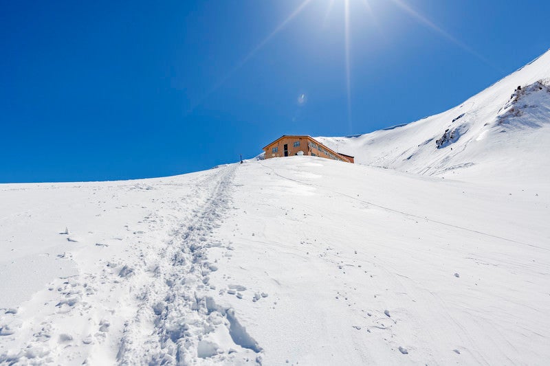 雪原の山小屋への帰り道の写真