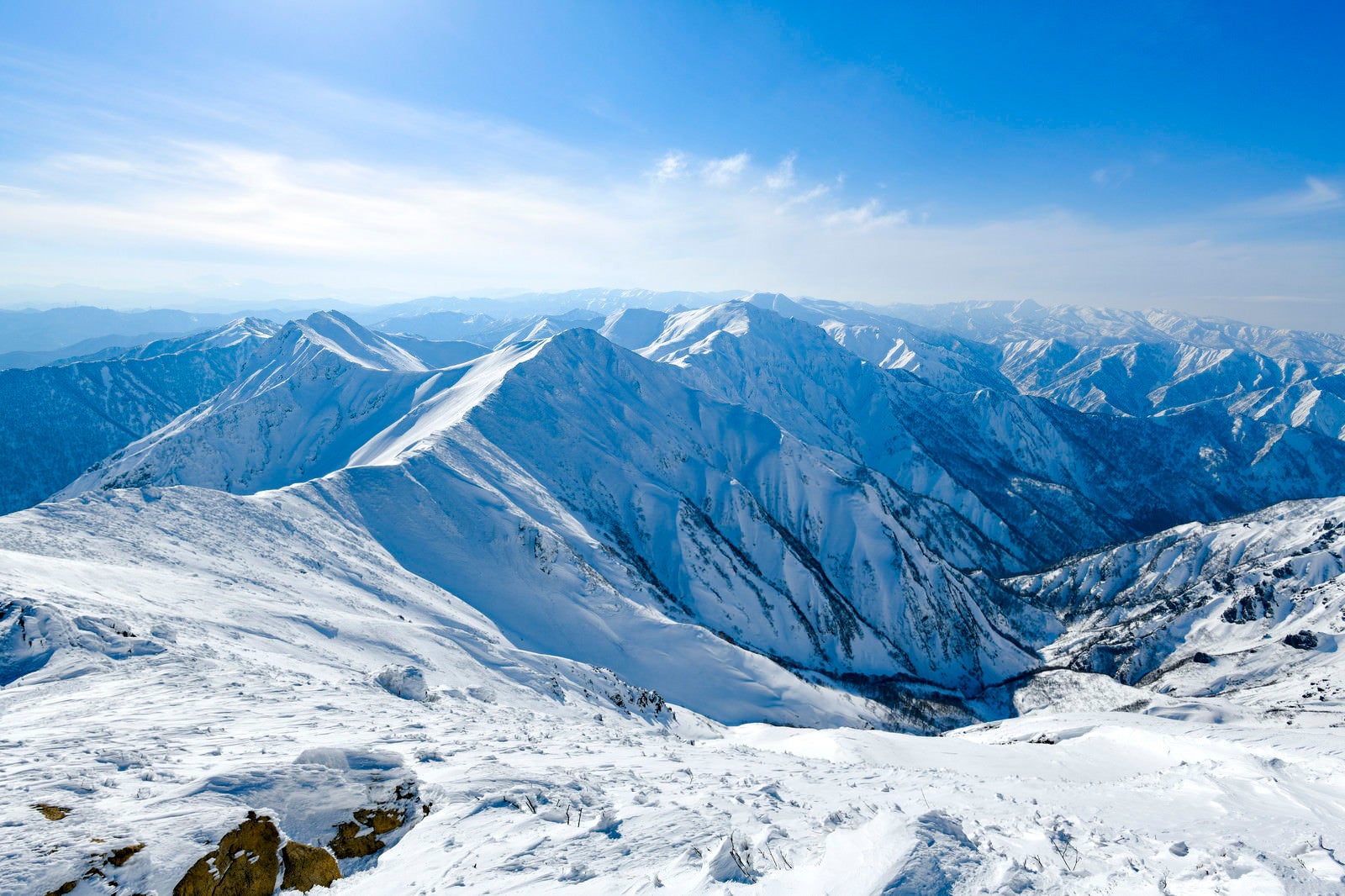 「青く染まる冬の谷川岳主脈」の写真