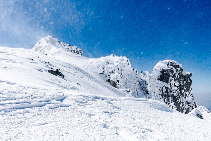 風雪舞う宝剣岳（木曽山脈）の写真