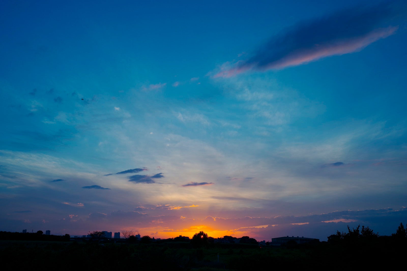 「夕焼けの最後の一瞬と青空」の写真