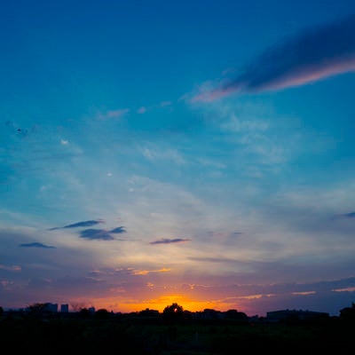 夕焼けの最後の一瞬と青空の写真