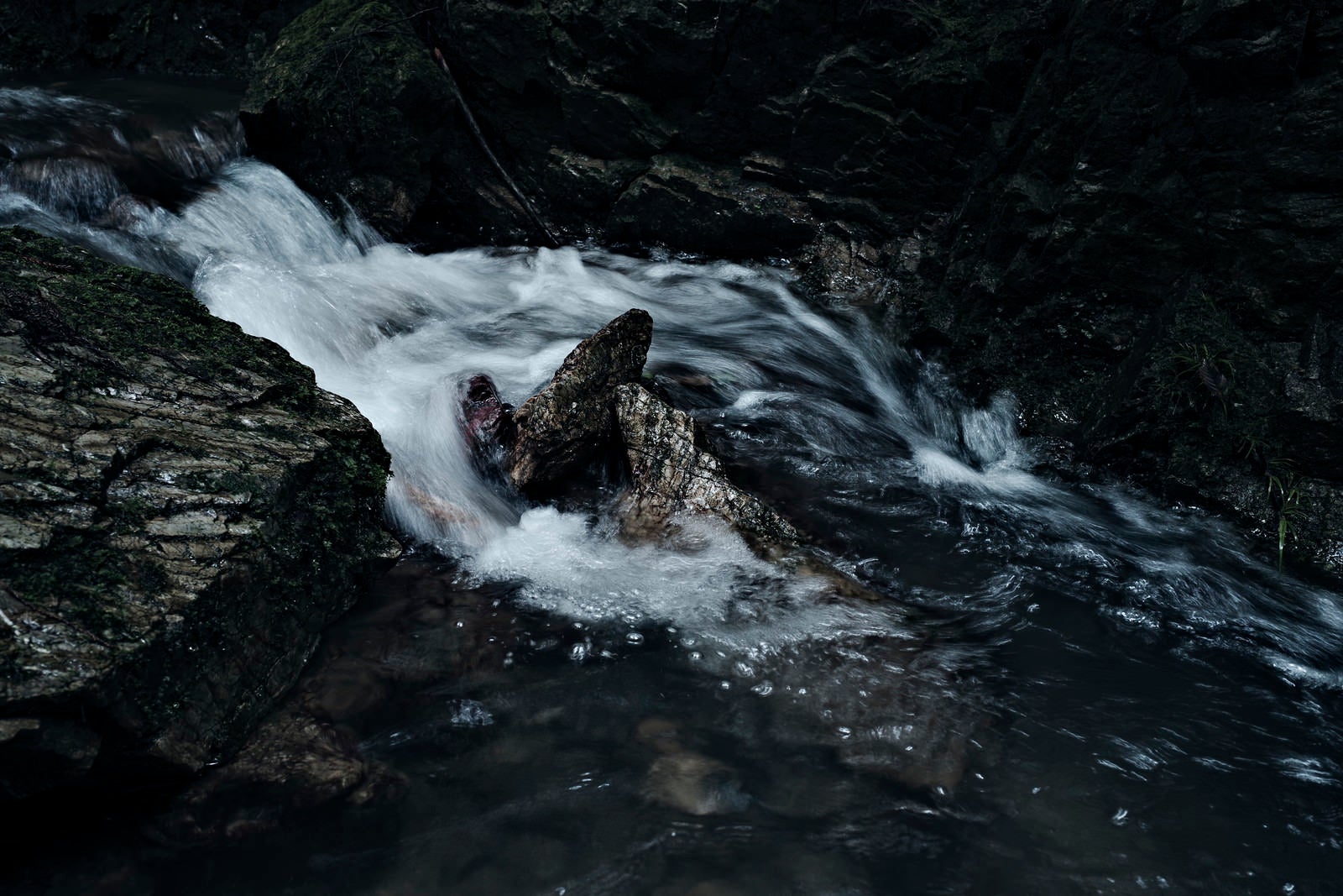 「渓流に磨かれる岩」の写真