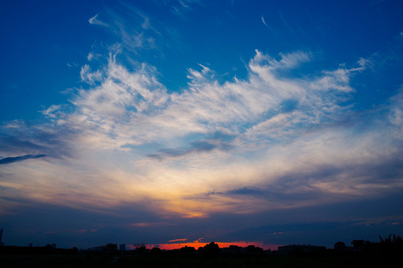 「焼ける地平と真っ青な空」の写真