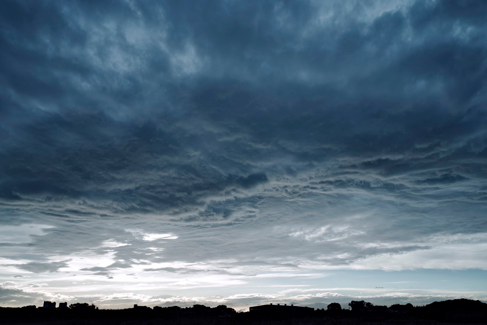 「空を覆う不気味な雲」の写真