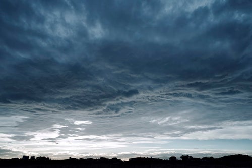 空を覆う不気味な雲の写真