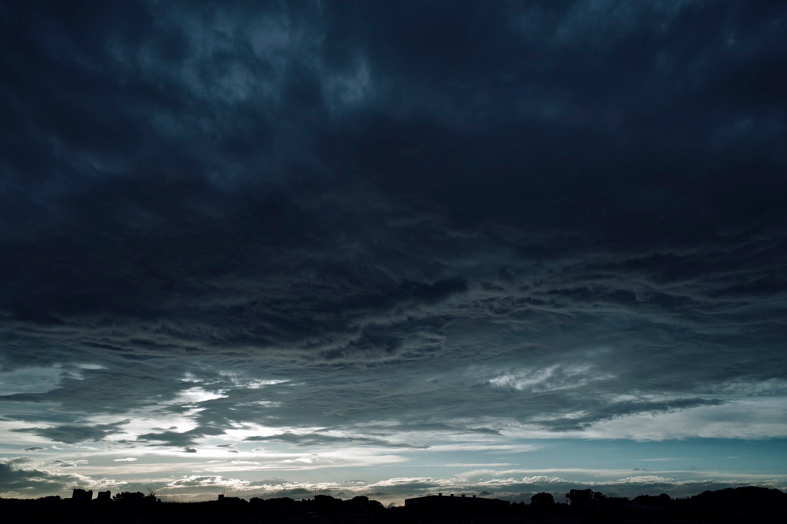 「陰鬱な雰囲気が広がる曇り空」の写真