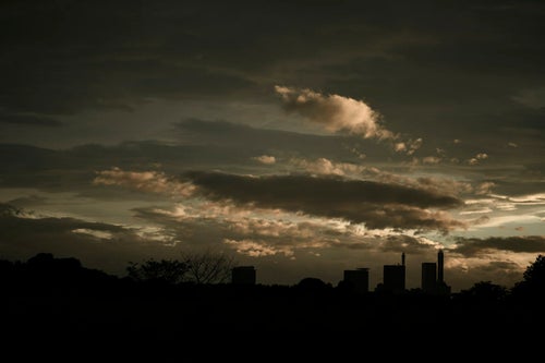 黄昏時のさいたま新都心の空の写真