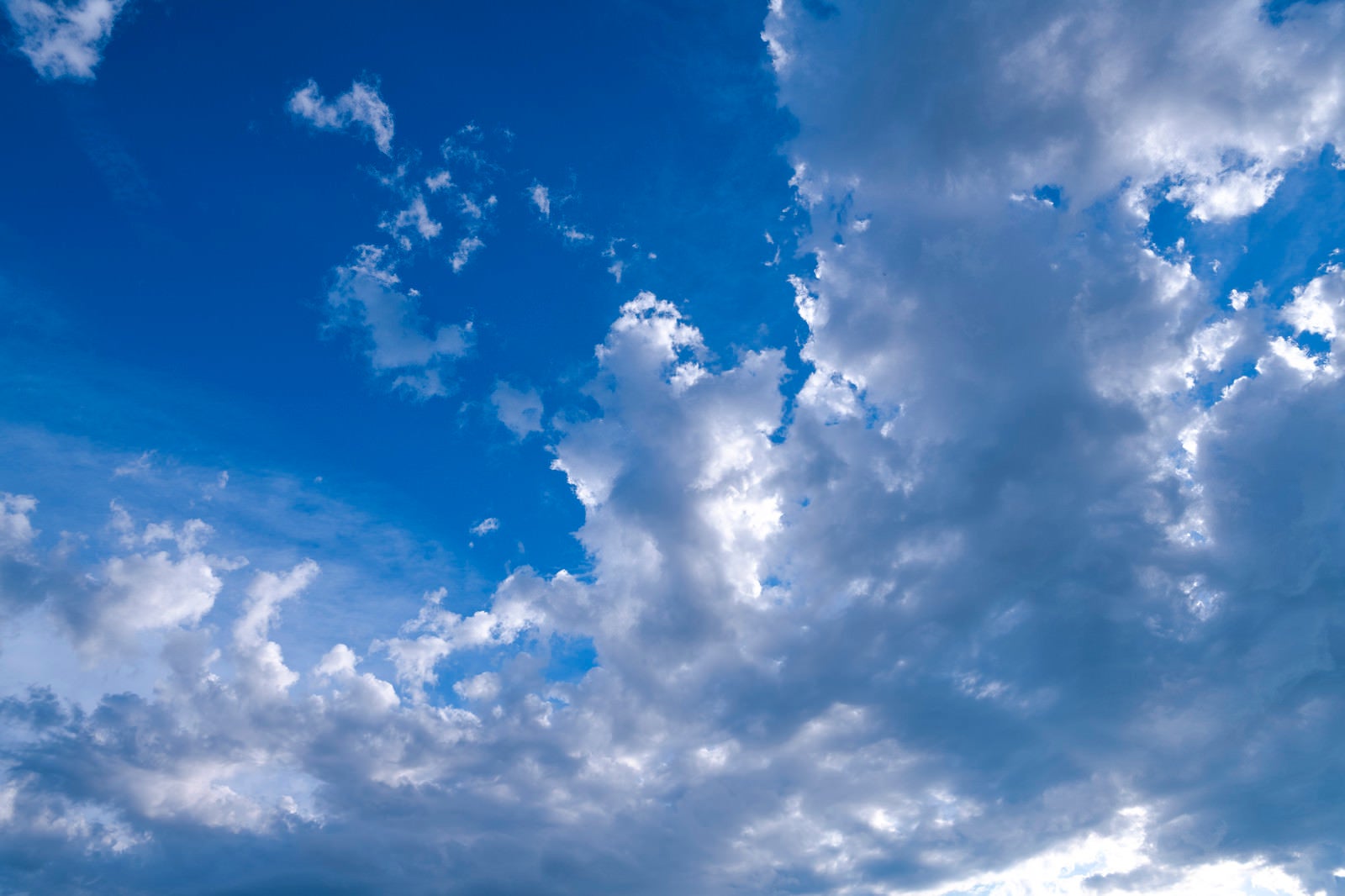 「梅雨時期の青空と雲」の写真