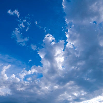 梅雨時期の青空と雲の写真