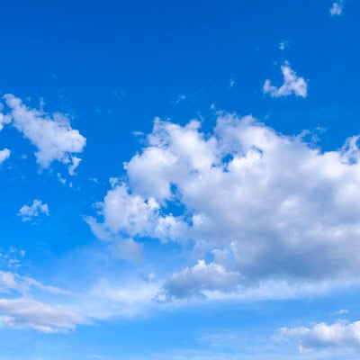 青空に浮かぶ梅雨空の白い雲の写真