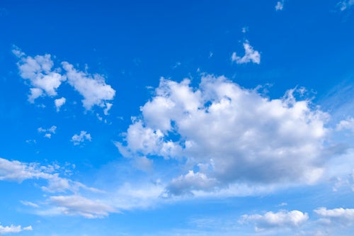 青空に浮かぶ梅雨空の白い雲の写真