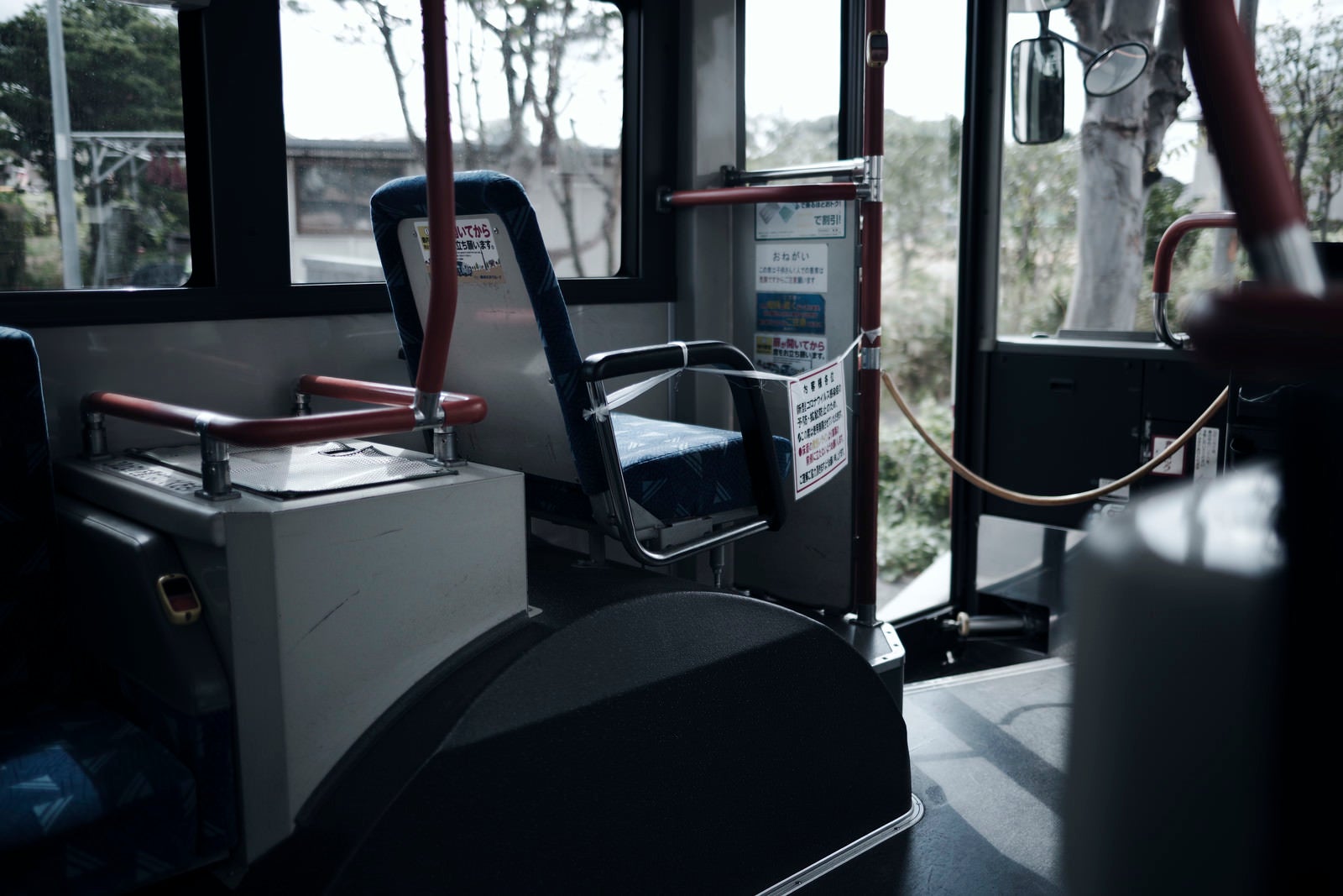 「コロナ渦で座ることが出来なくなったバスの座席」の写真