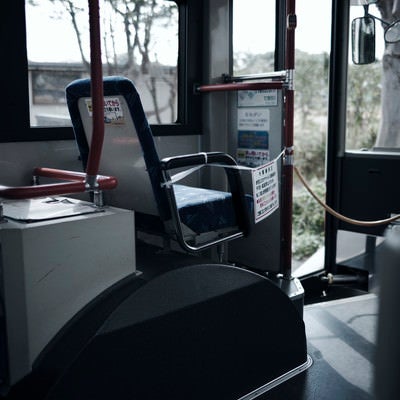 コロナ渦で座ることが出来なくなったバスの座席の写真