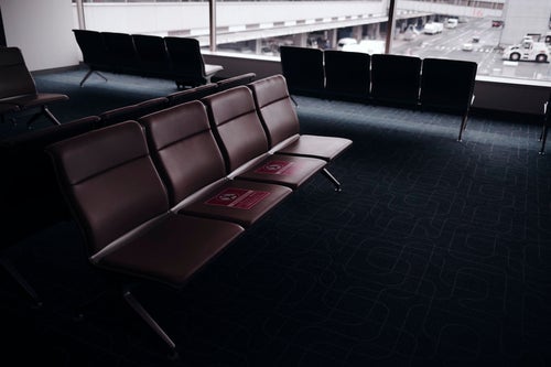 ソーシャルディスタンスを意識した空港待合室の写真