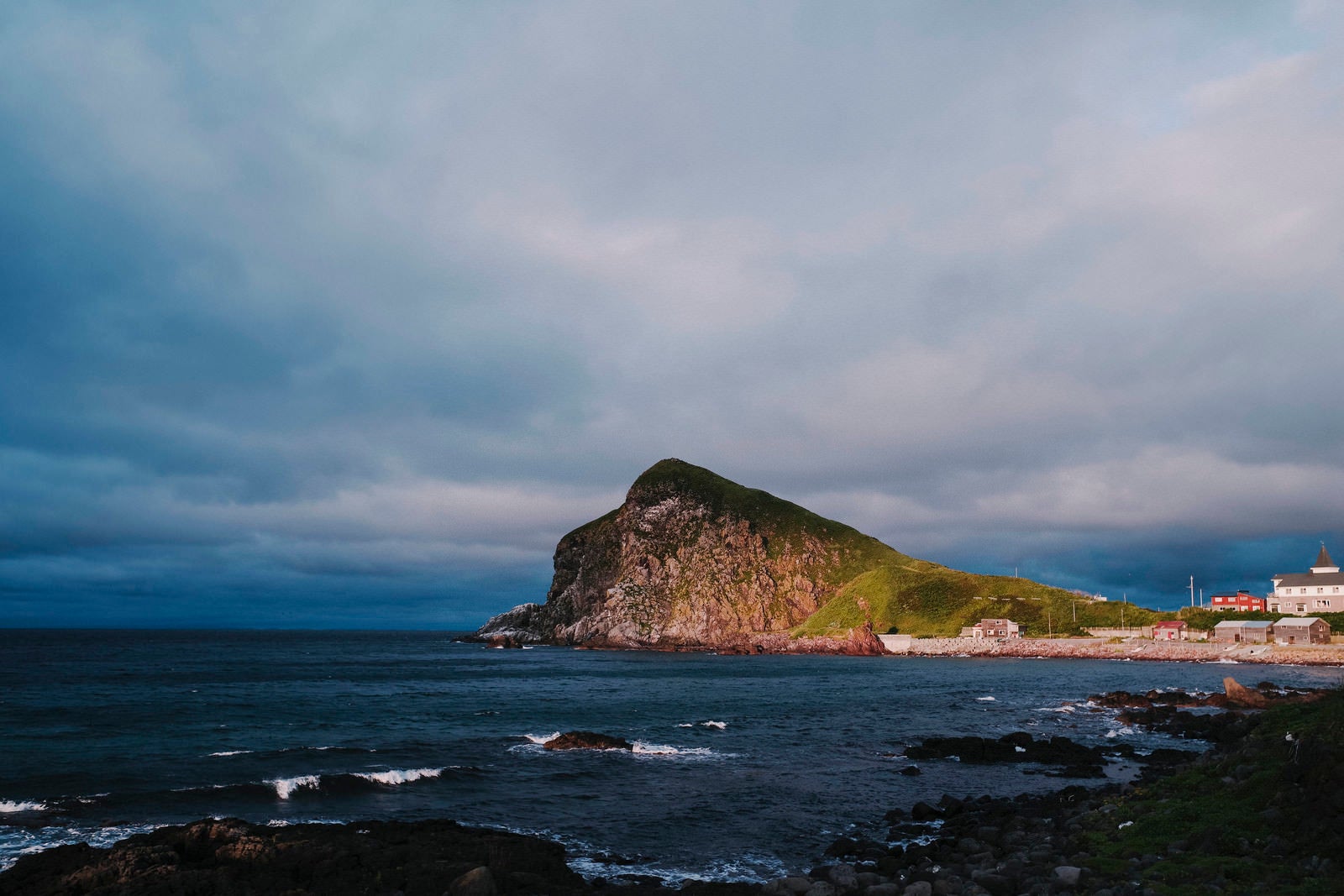 「夕日に染まるペシ岬（利尻島）」の写真