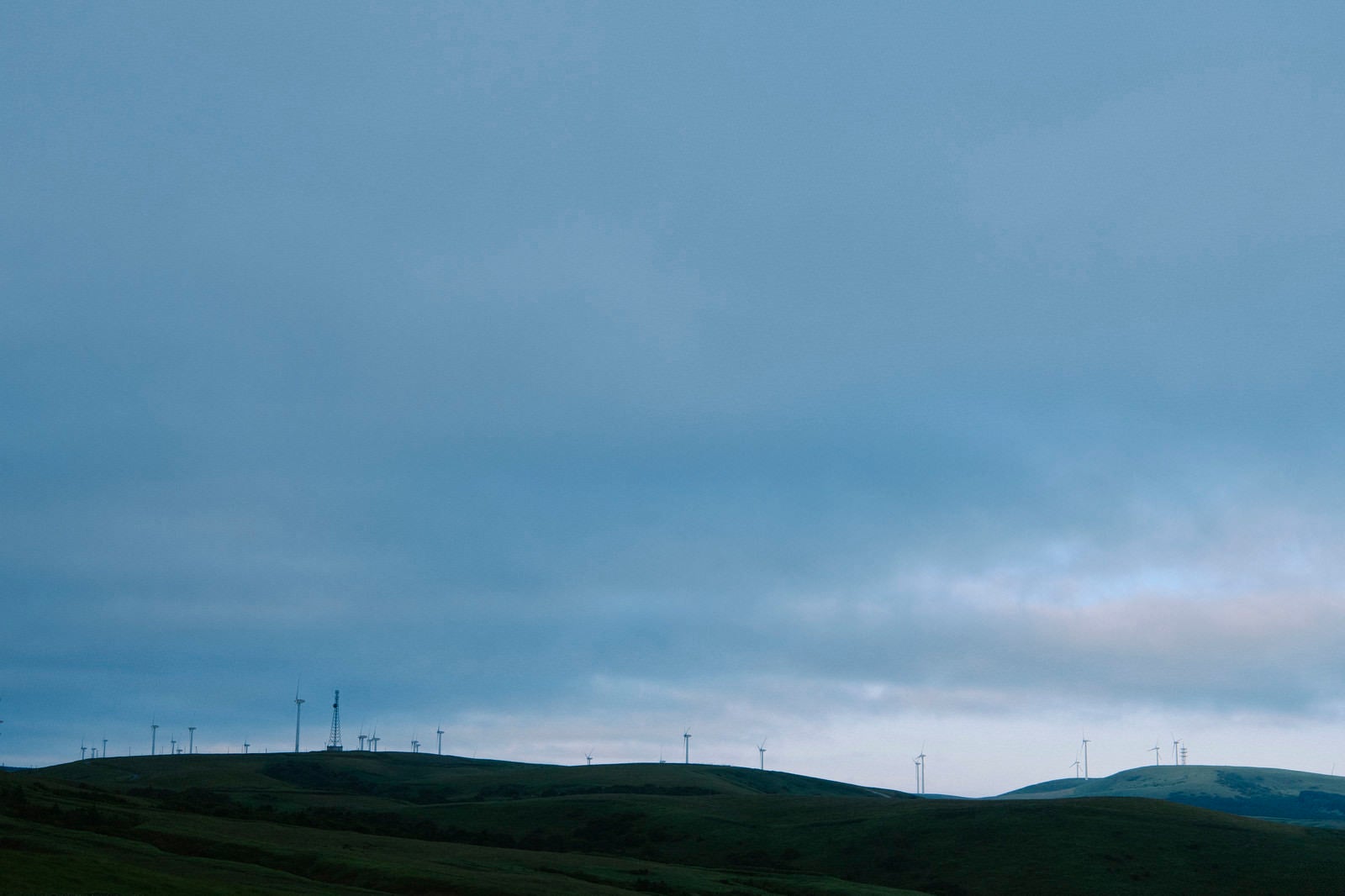 「宗谷丘陵の風車たち」の写真