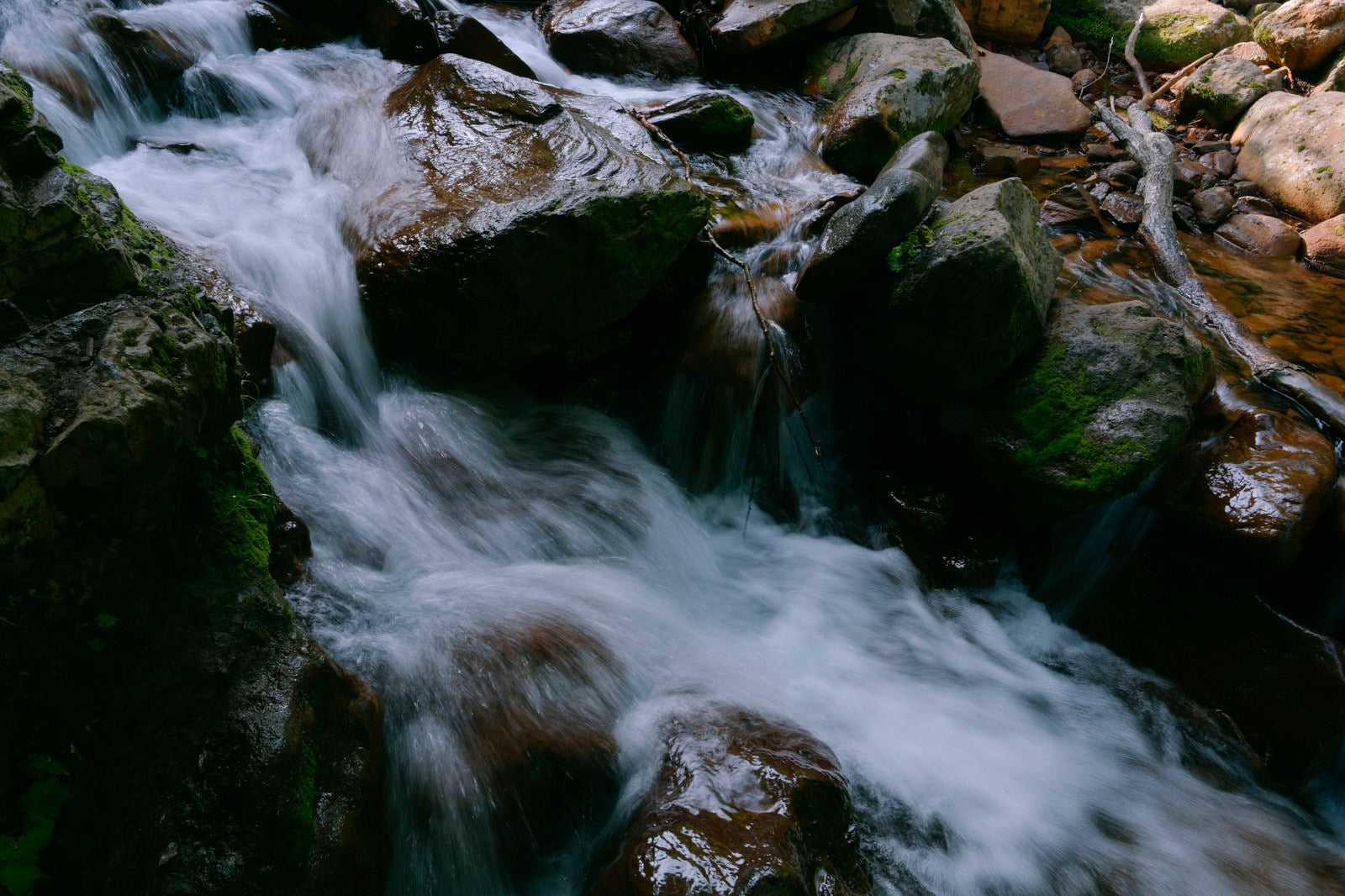「山中を流れる清流の流れ」の写真