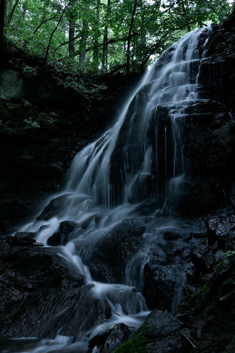 「岩を流れ落ちる冷ややかな滝」の写真