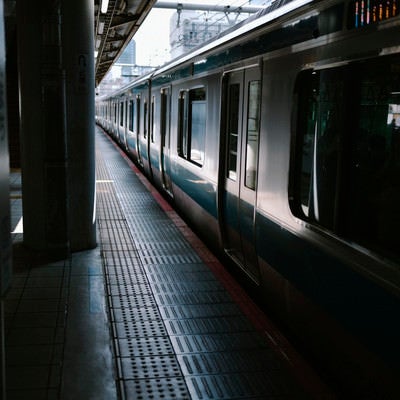 暗い雰囲気の通勤電車の写真