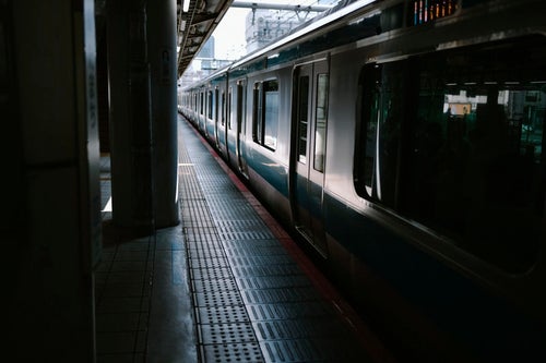 暗い雰囲気の通勤電車の写真