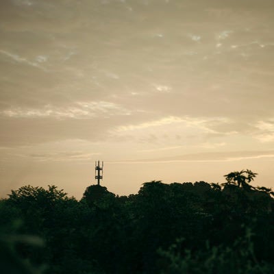 朝の黄昏の空と鉄塔の写真