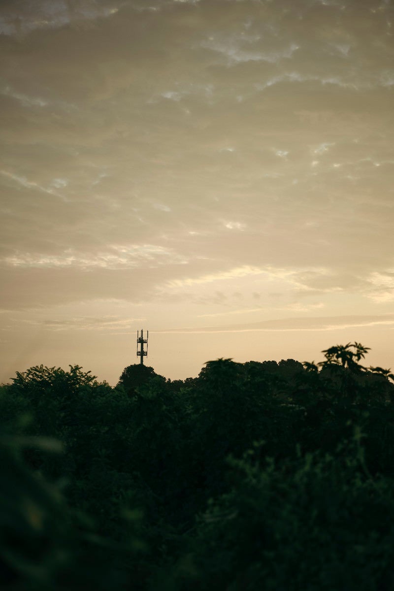 「朝の黄昏の空と鉄塔」の写真