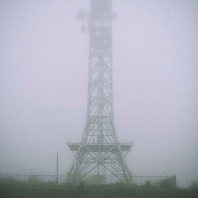 霧の中に立つ鉄塔の写真