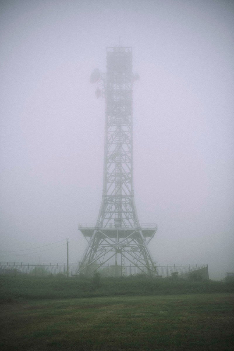 「霧の中に立つ鉄塔」の写真