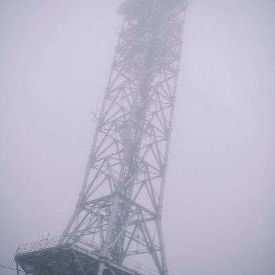 霧の向こうの鉄塔の写真