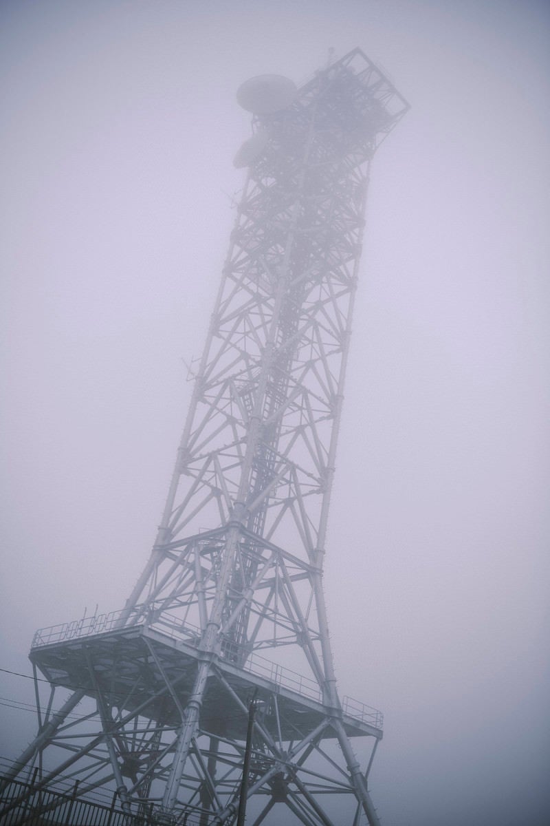 「霧の向こうの鉄塔」の写真